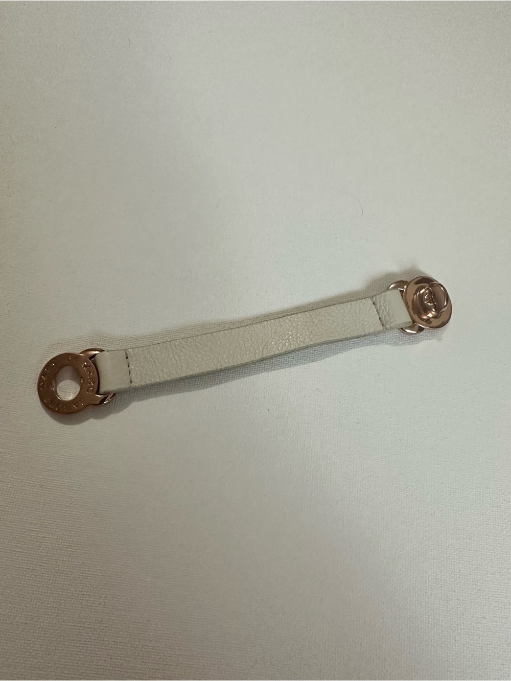 Marc Jacobs Cream White Leather Rose Gold Tined Logo Clasp Turnlock Bracelet - Picture 8 of 13